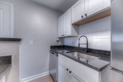Beautifully Updated Studio – Limited Availability – photo 1