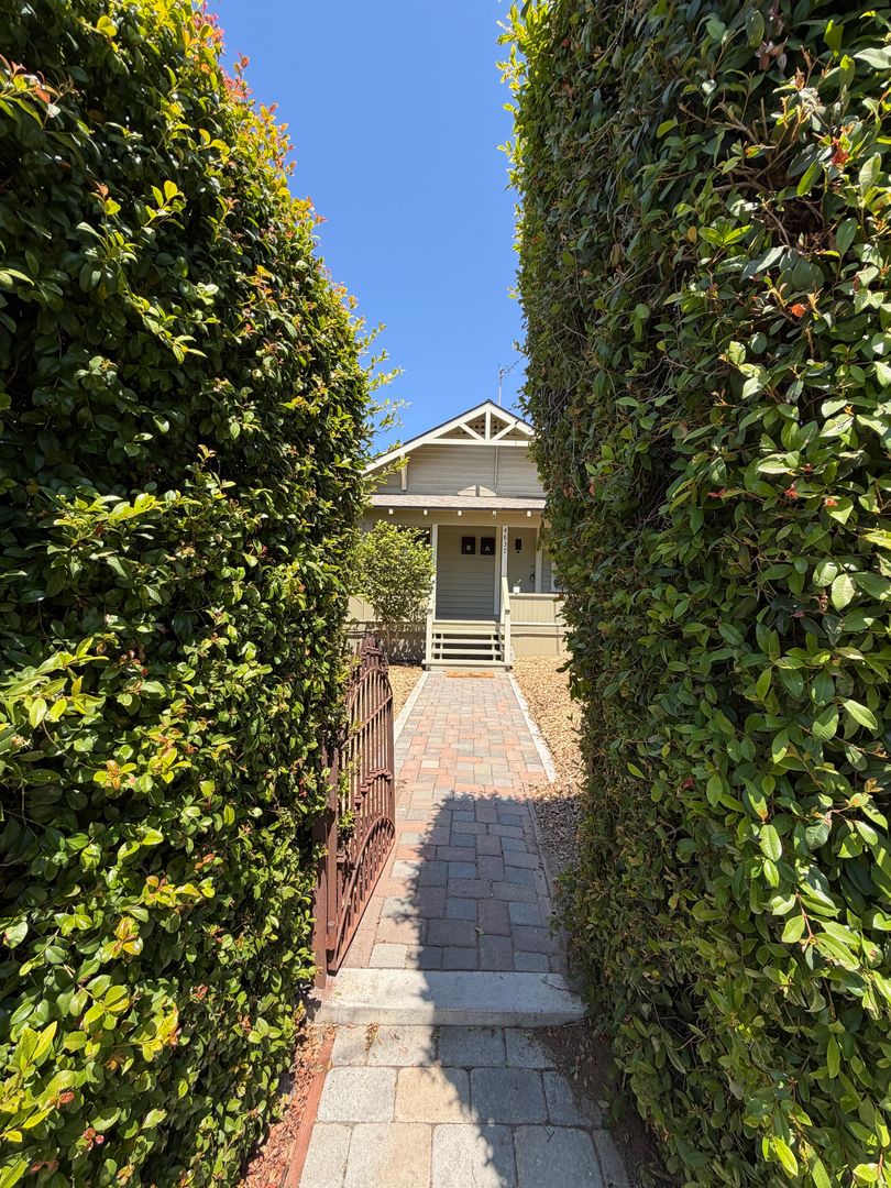 La Mesa House: 4837 Schuyler Ave