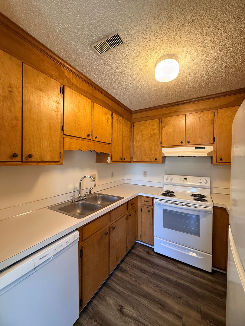 Greenville Apartment: 3309 Landmark St