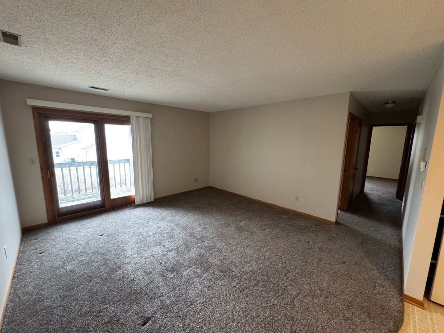 Pella Apartment: 409 East 15th Street