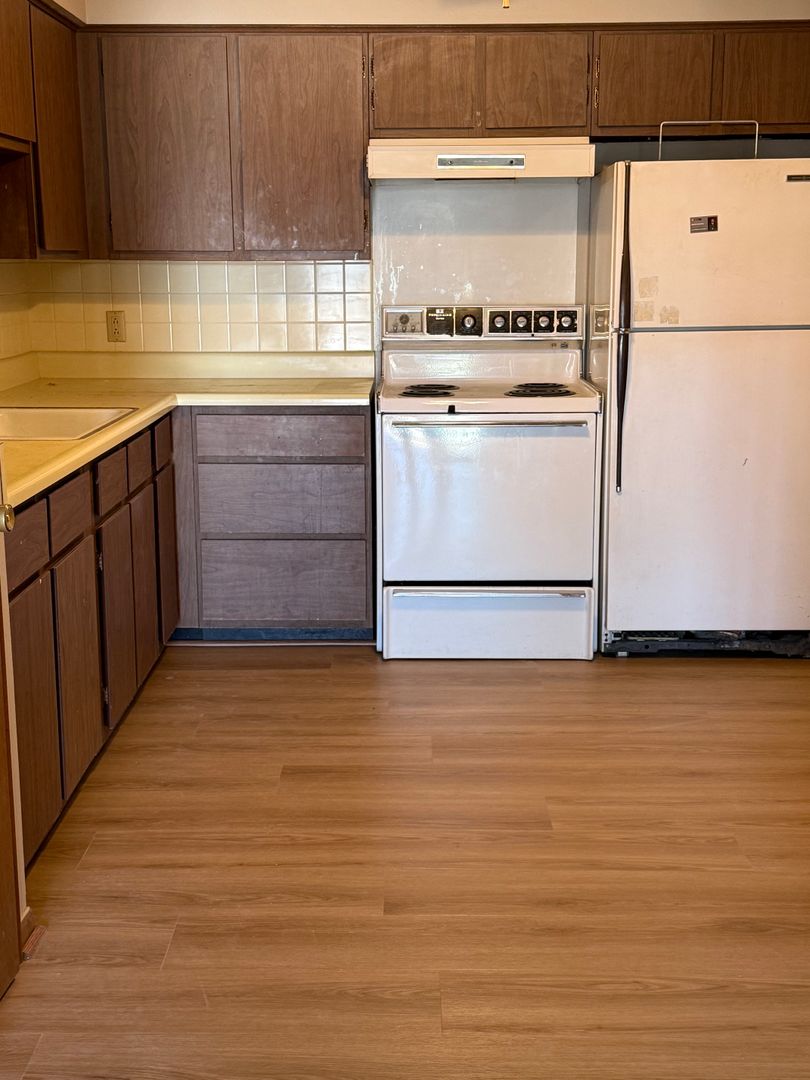 Pella Apartment: 806 Jefferson St.