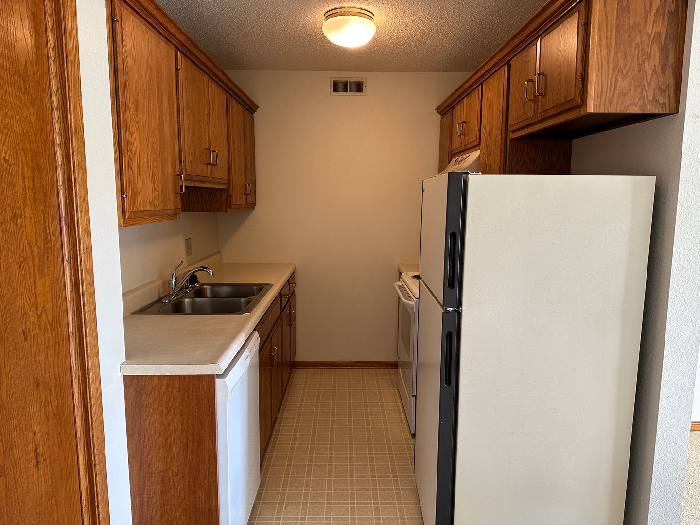 Pella Apartment: 409 East 15th Street