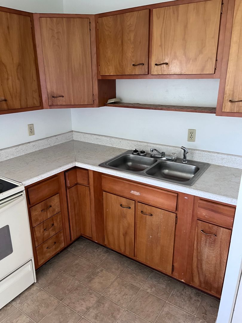 Waverly Apartment: 2100 West Bremer Ave