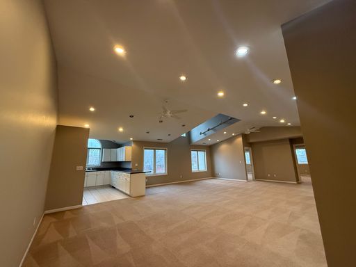 Spacious 2 Bedroom Unit with In-Unit Laundry – photo 1