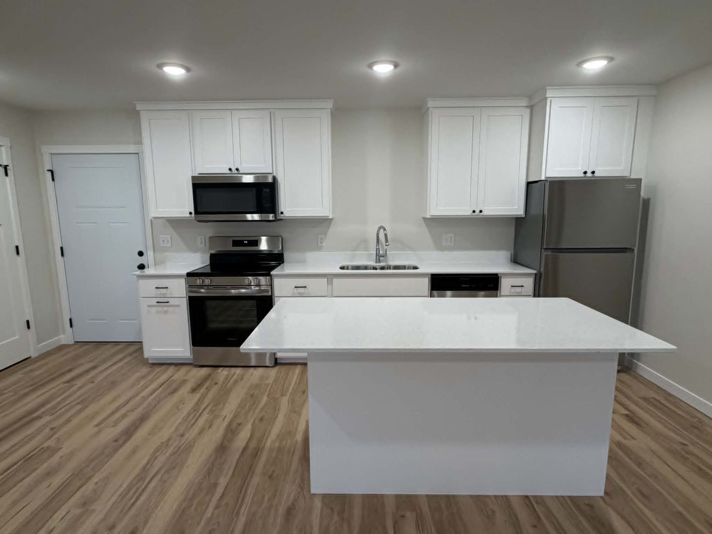 Waukon Apartment: 104 8th Ave SW