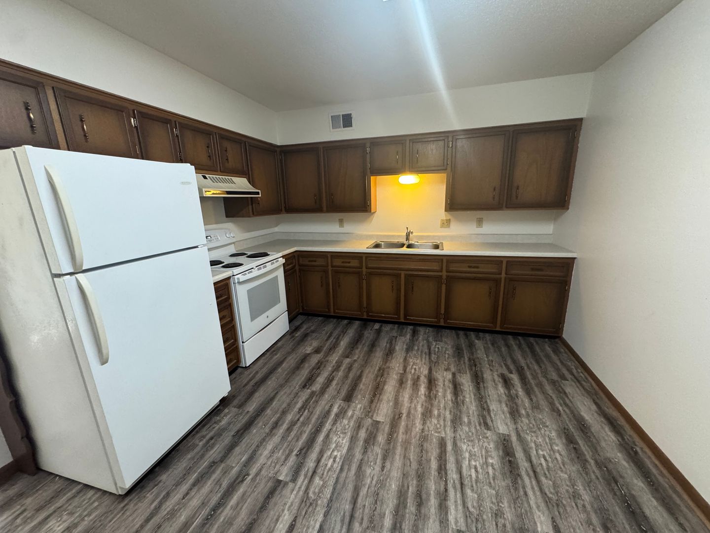 Pella Apartment: 1015 Broadway Street