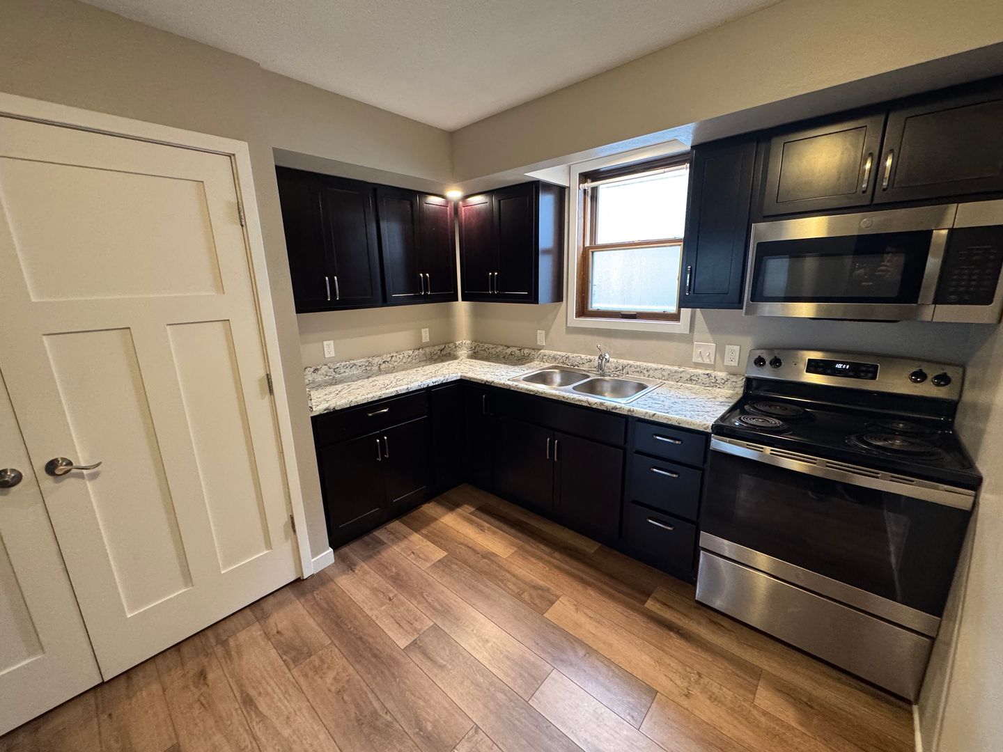 Pella Apartment: 1004 Main Street