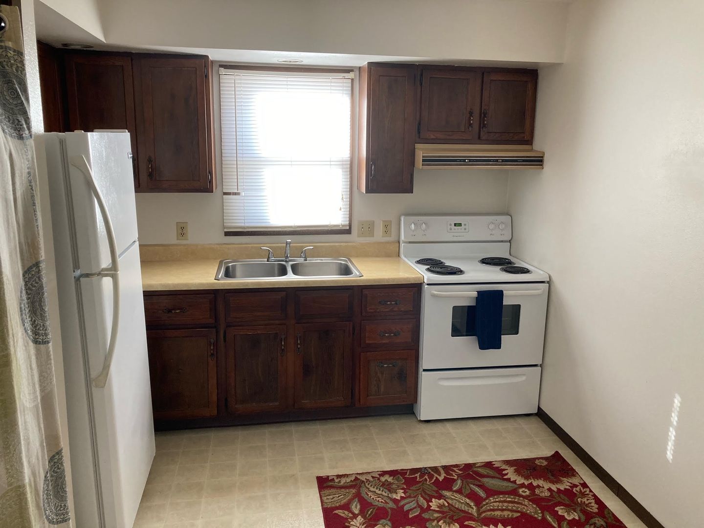 Pella Apartment: 1004 Main Street
