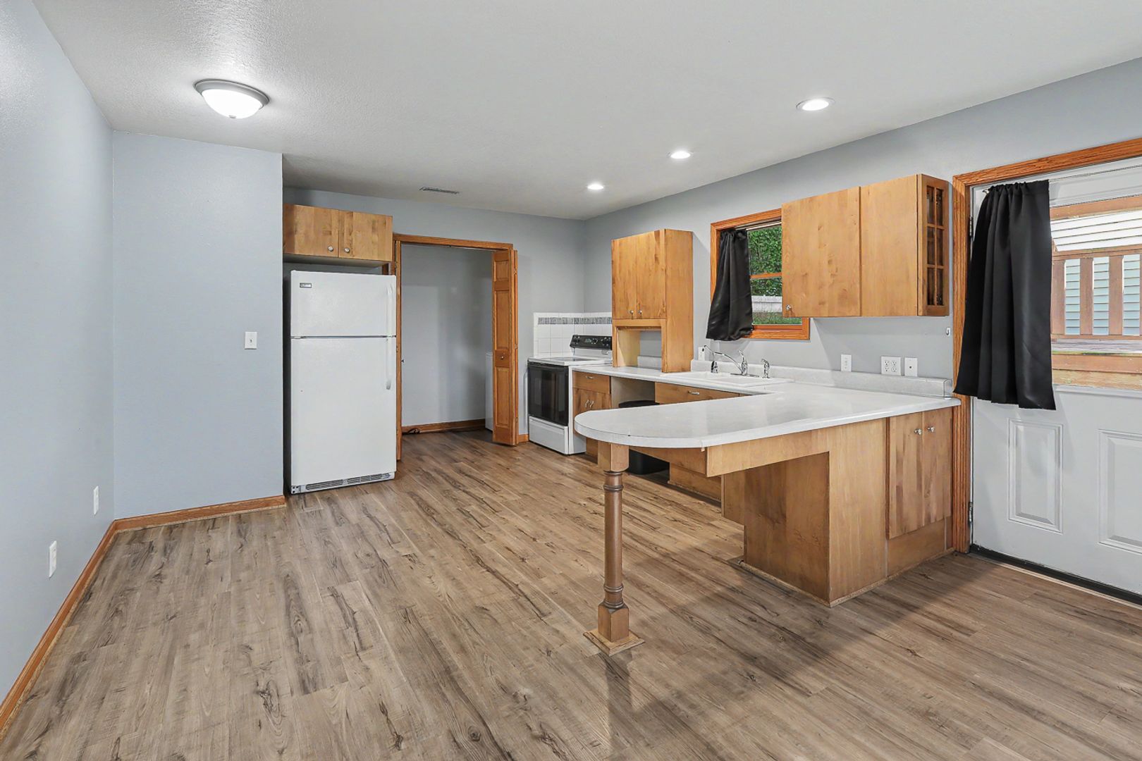 Pella Apartment: 1017 South Clark St.; Pella