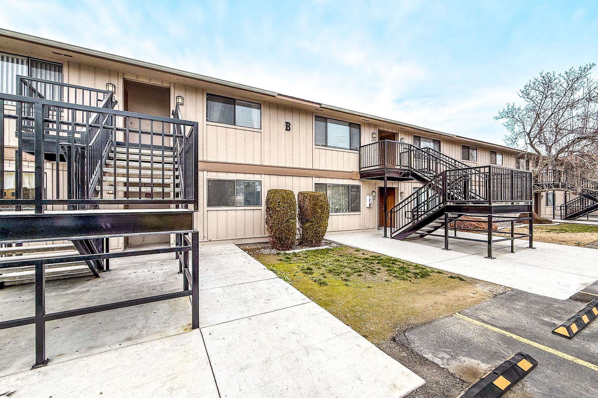 Kennewick Apartment: 801 N Tweedt St