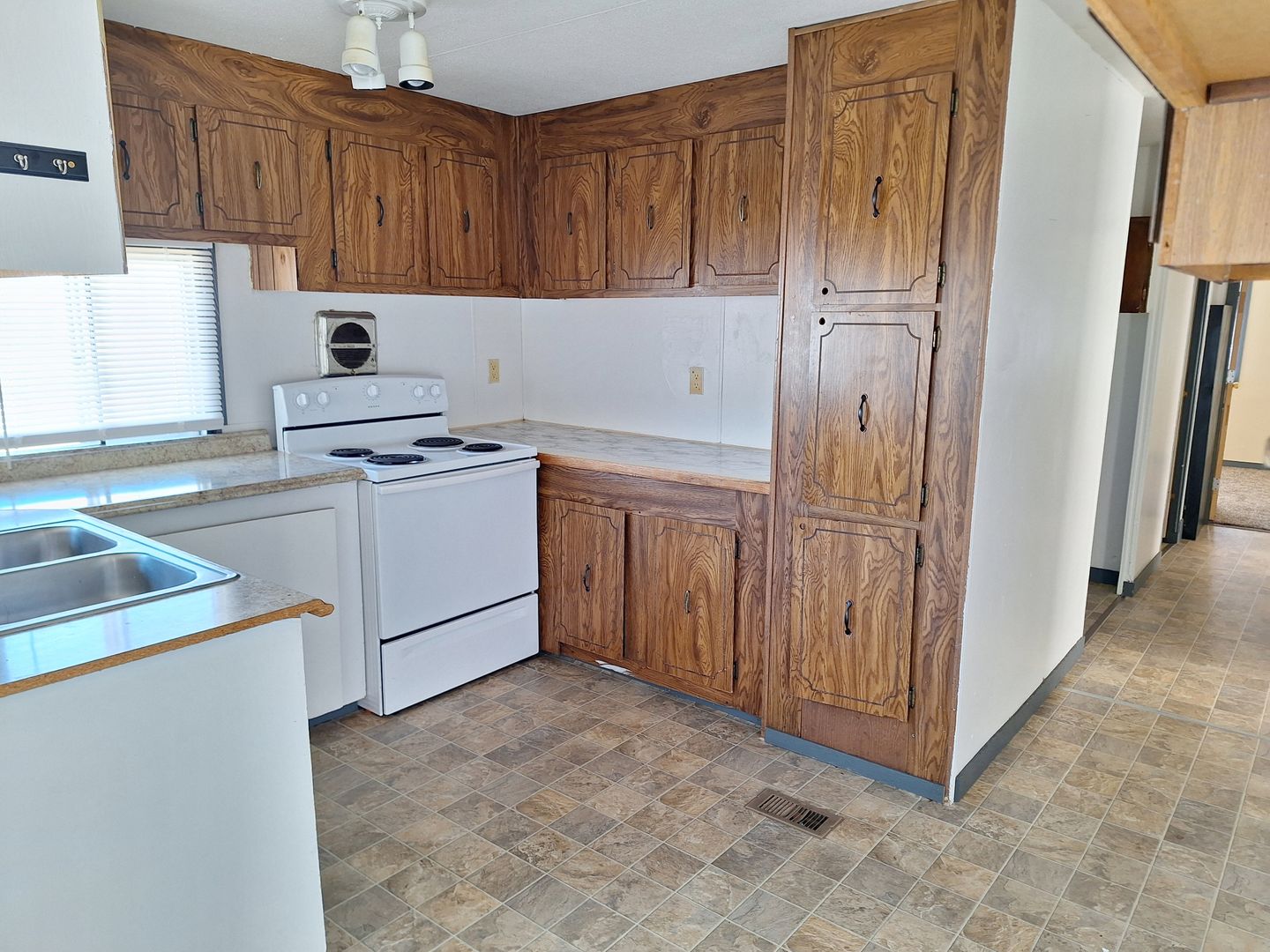 Pendleton House: 2903 NE Riverside #15