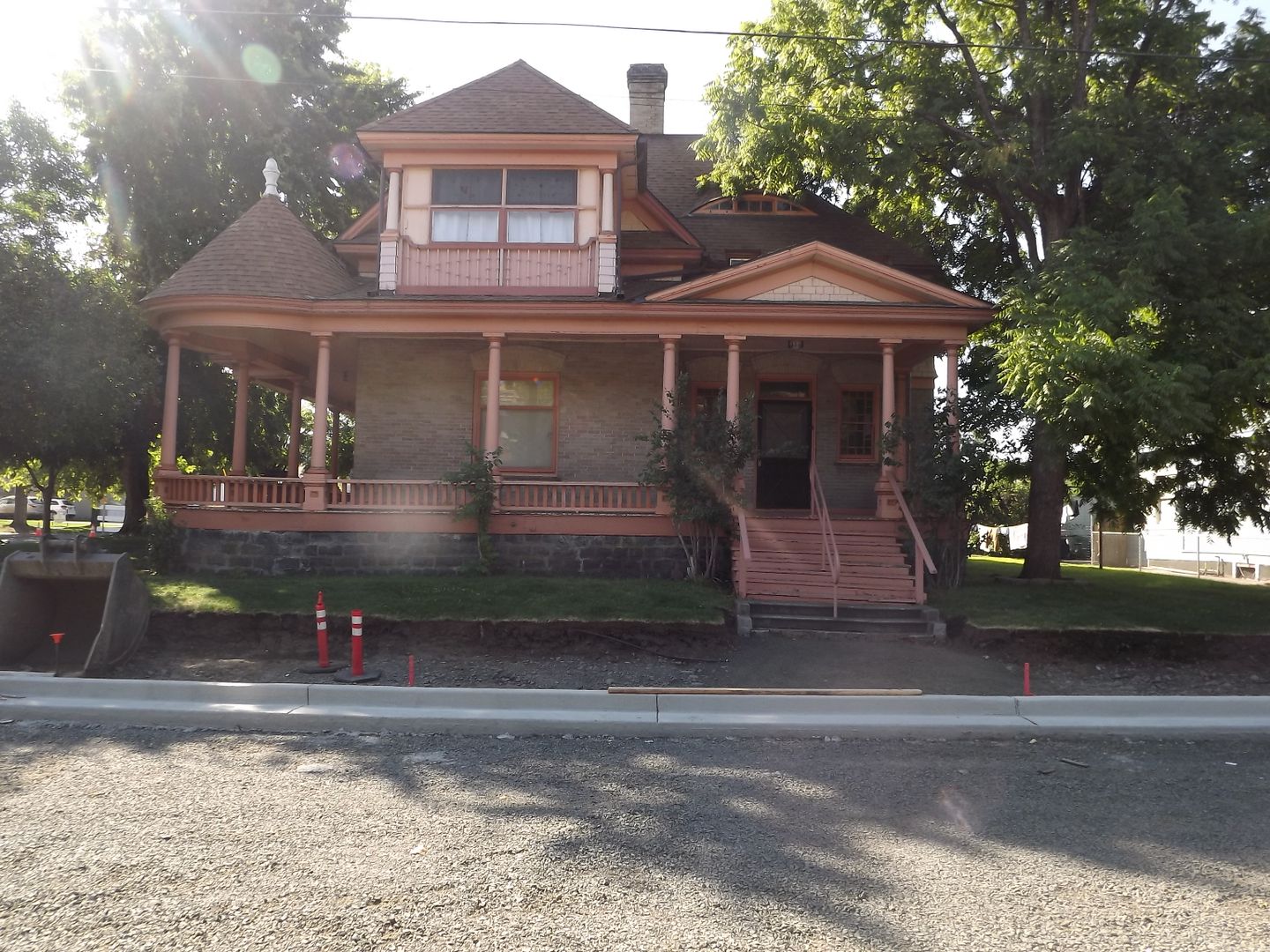 Pendleton House: 428 SE Byers Ave