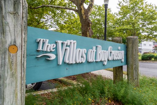 2nd floor condo in Villas at Bay Crossing with one car garage and community pool!