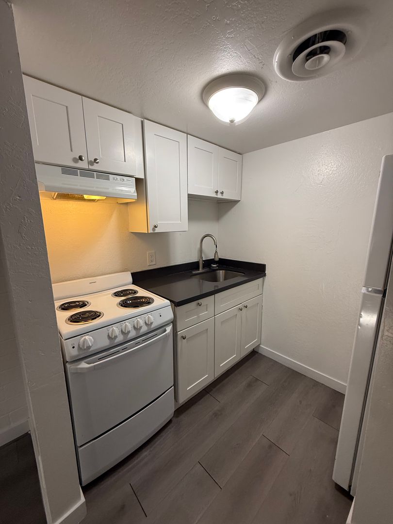 Phoenix Apartment: 3547 E Van Buren St
