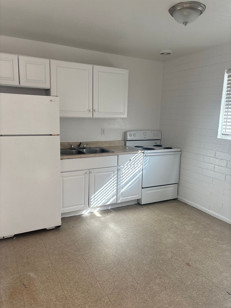 Phoenix Apartment: 405 N 40th ave