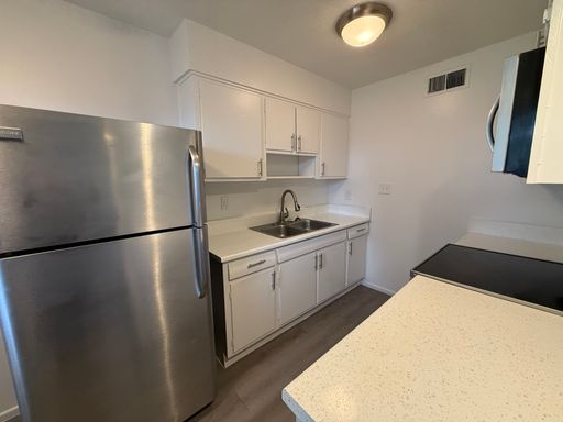 1 Bedroom casita style unit available with a private backyard! – photo 1