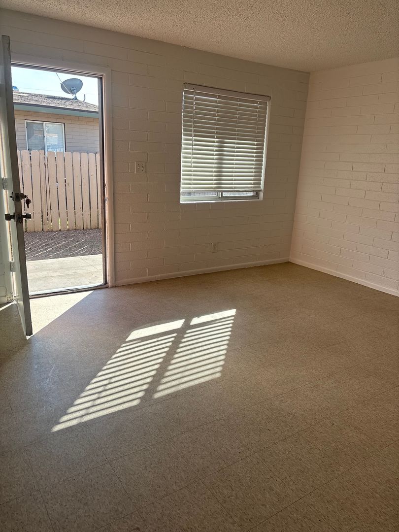 Phoenix Apartment: 405 N 40th ave
