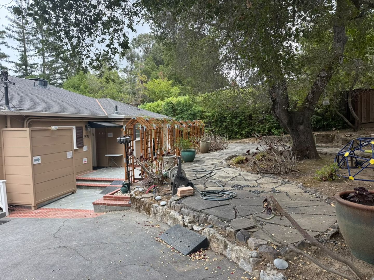 Emerald Hills Apartment: 1573 Edgewood Rd.