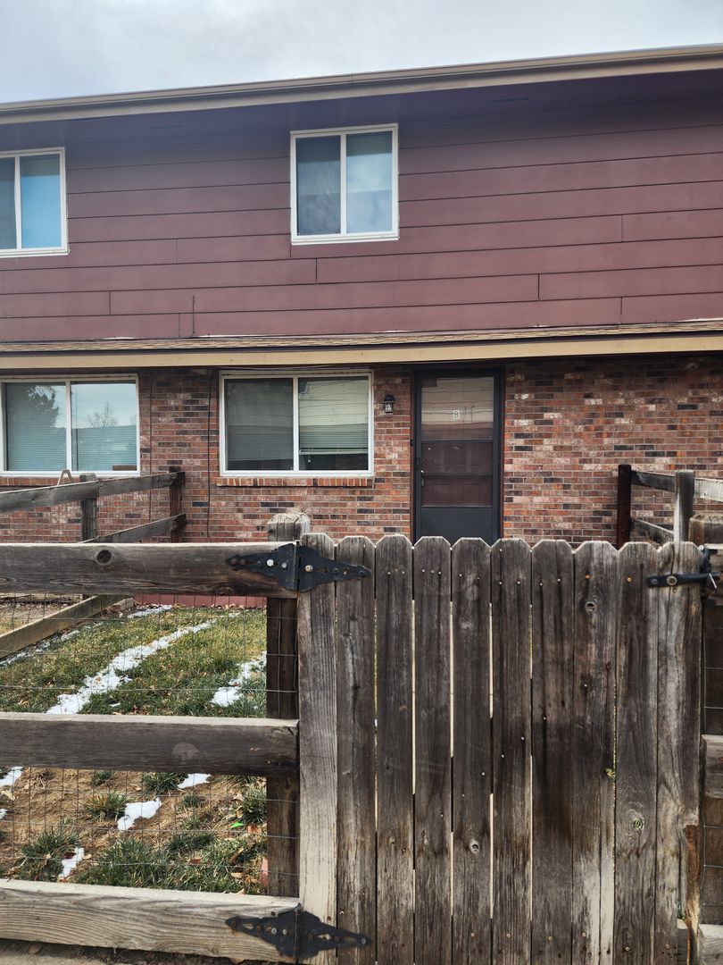 Longmont Apartment: 200 E St. Clair