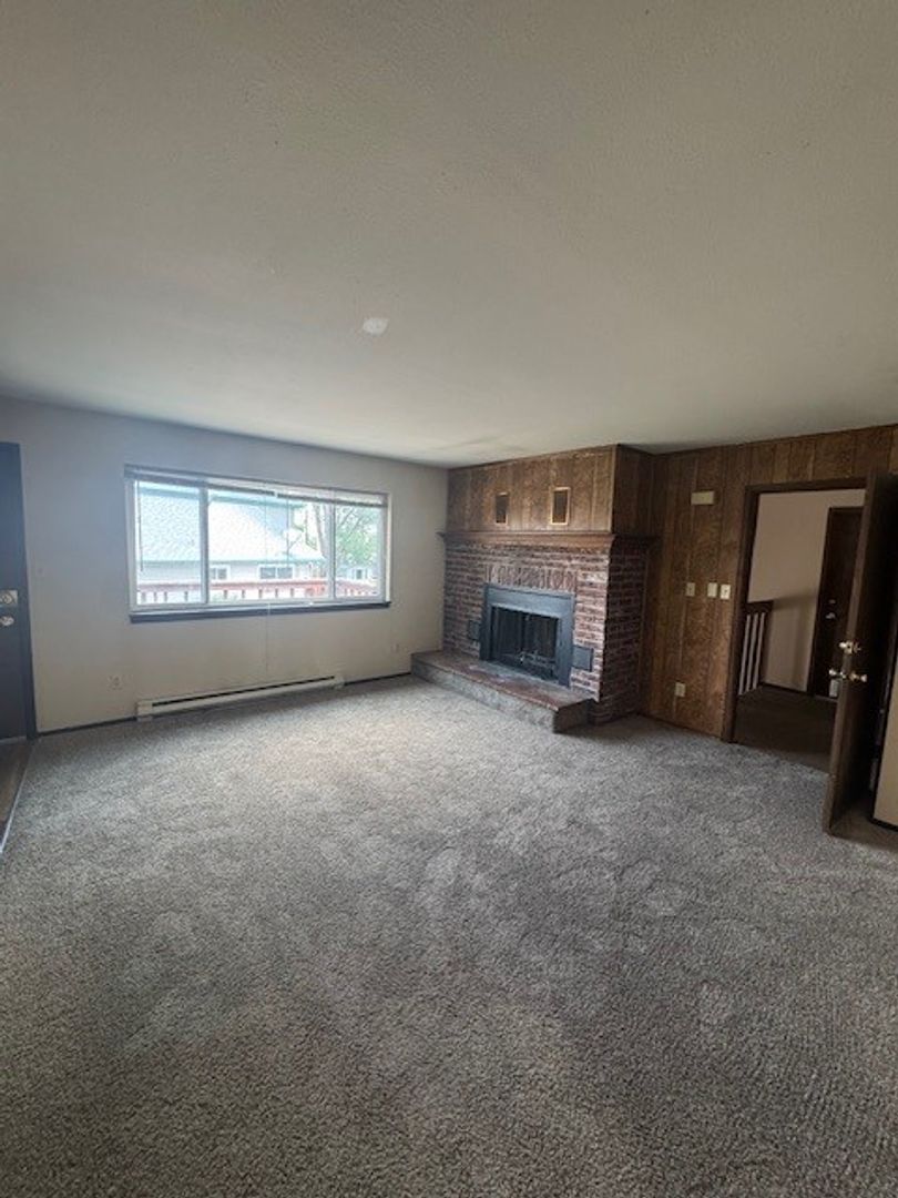 Longmont Apartment: 2 Mumford Pl