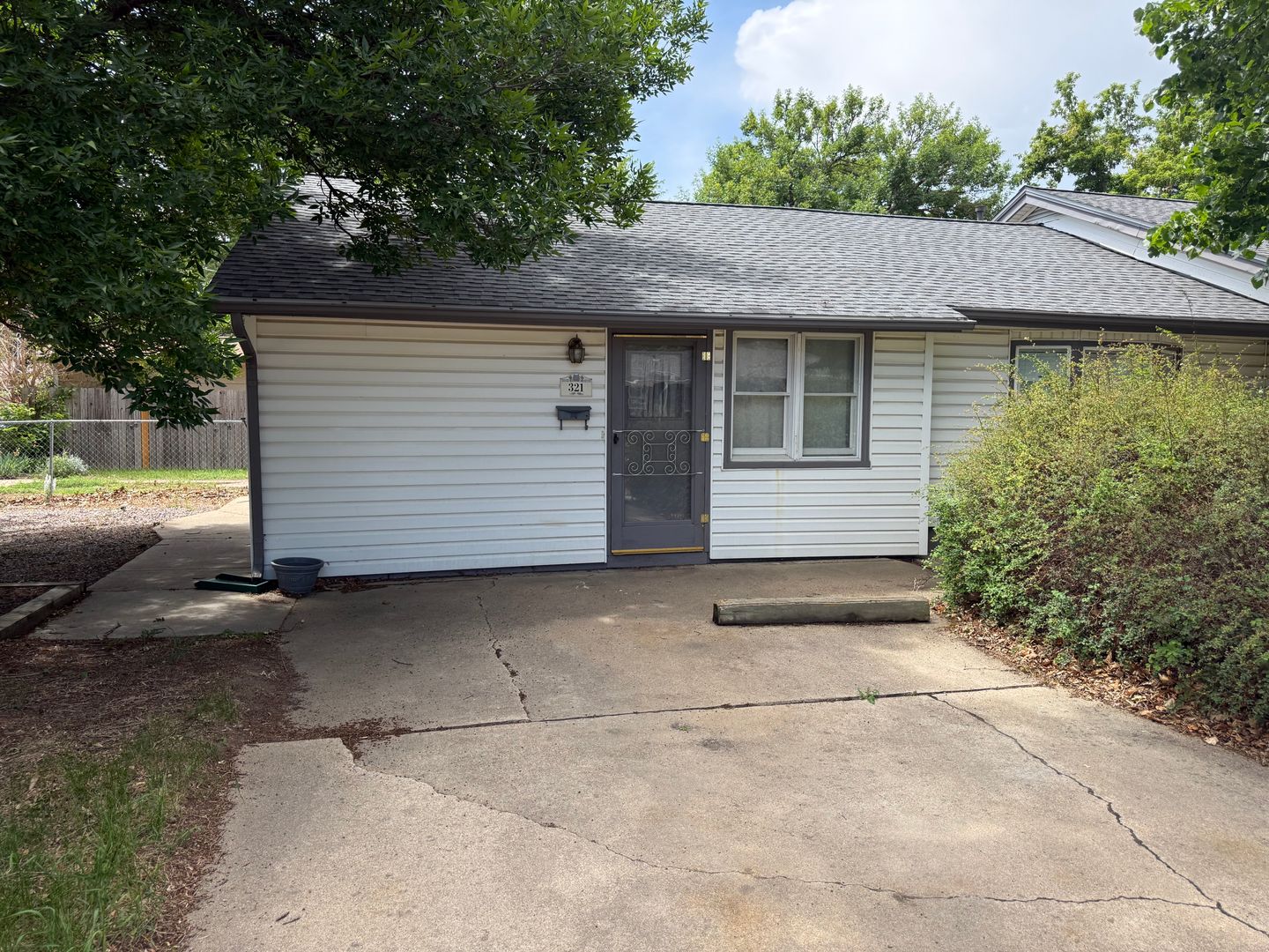 Longmont Apartment: 321/323 10th Avenue