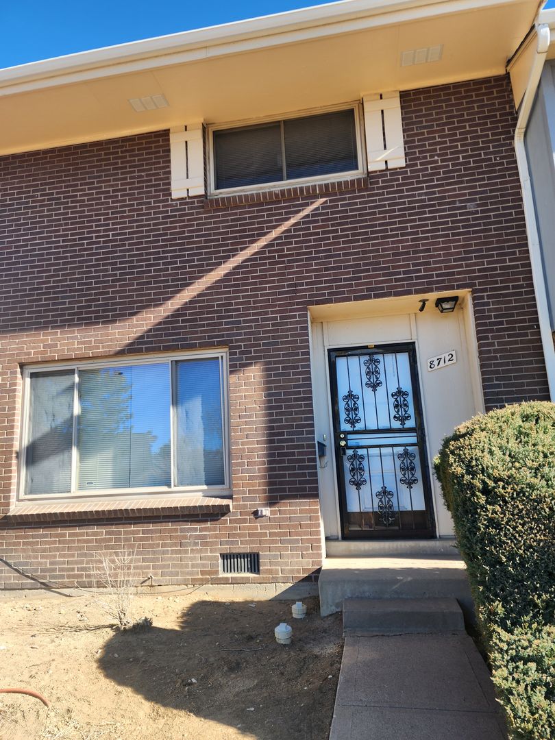 Thornton House: 8712 Mariposa St