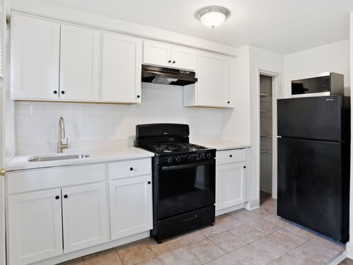 Newly Renovated Spacious 2 Bedroom Apartment w/ Washer/Dryer