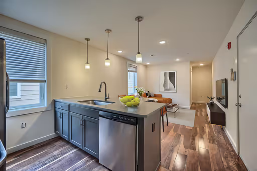 Bright 3 Bed / 2 Bath with On Site Reserved Parking Option - Two week free option – photo 1