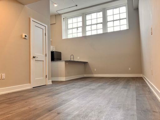 Modern 2 Bed/1 Bath with High Ceilings – photo 1