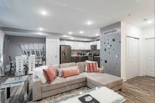 Phenomenal Bi-level 4 Bedroom Apartment in Brewerytown! – photo 1
