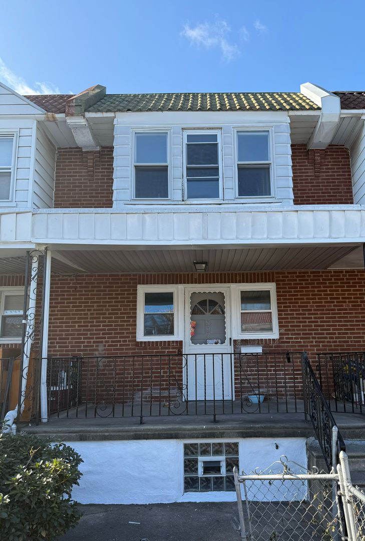 Philadelphia House: 884 Bridge St