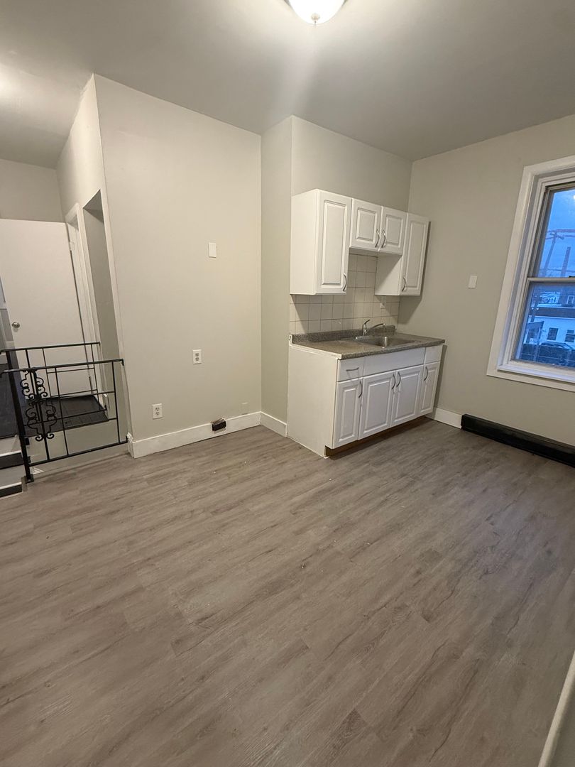 Philadelphia Apartment: 2363 Orthodox