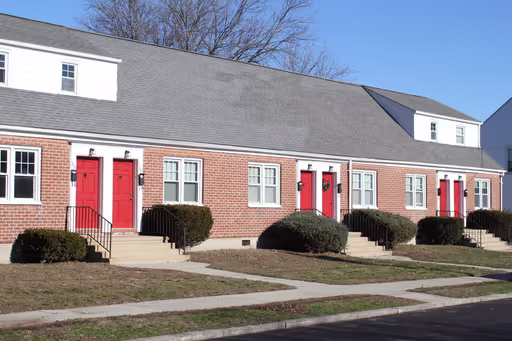 Renovated Townhouse - 2 Bedroom – photo 1