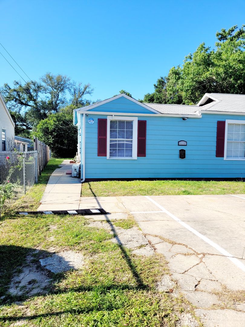 Pensacola House: 3903 West Gadsden St