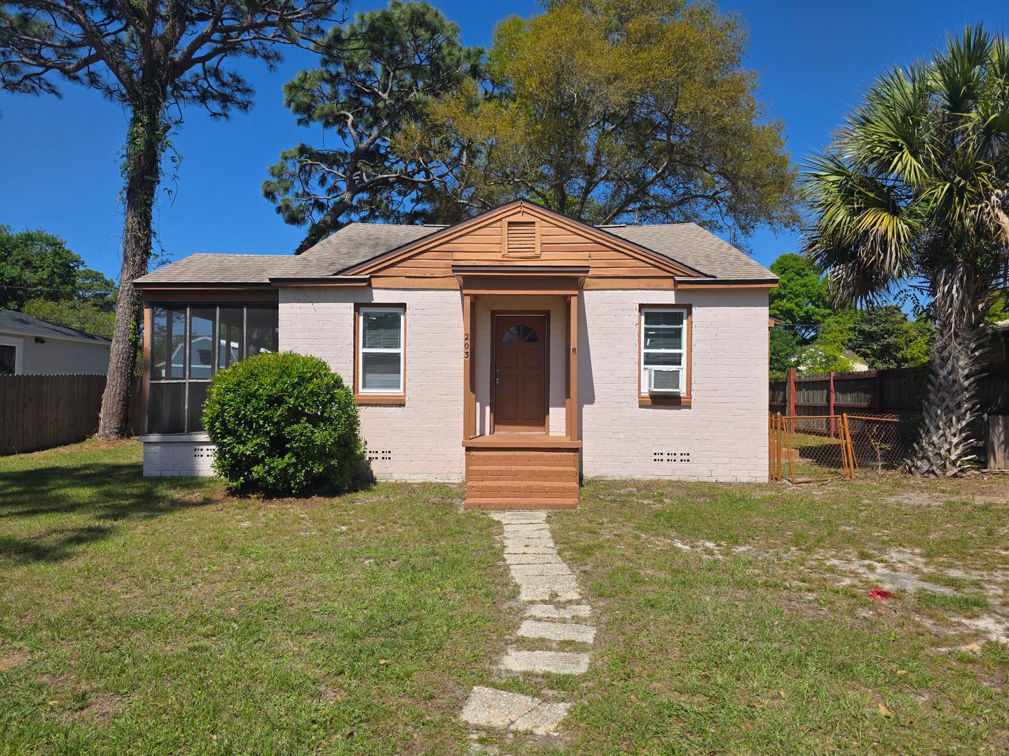 Pensacola House: 203 SE Syrcle Dr