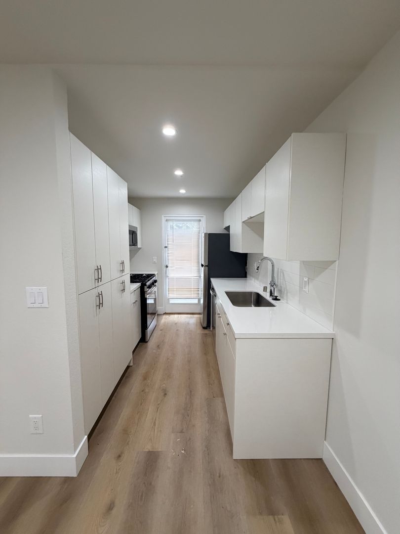 Los Angeles Apartment: 11806 Mayfield Avenue