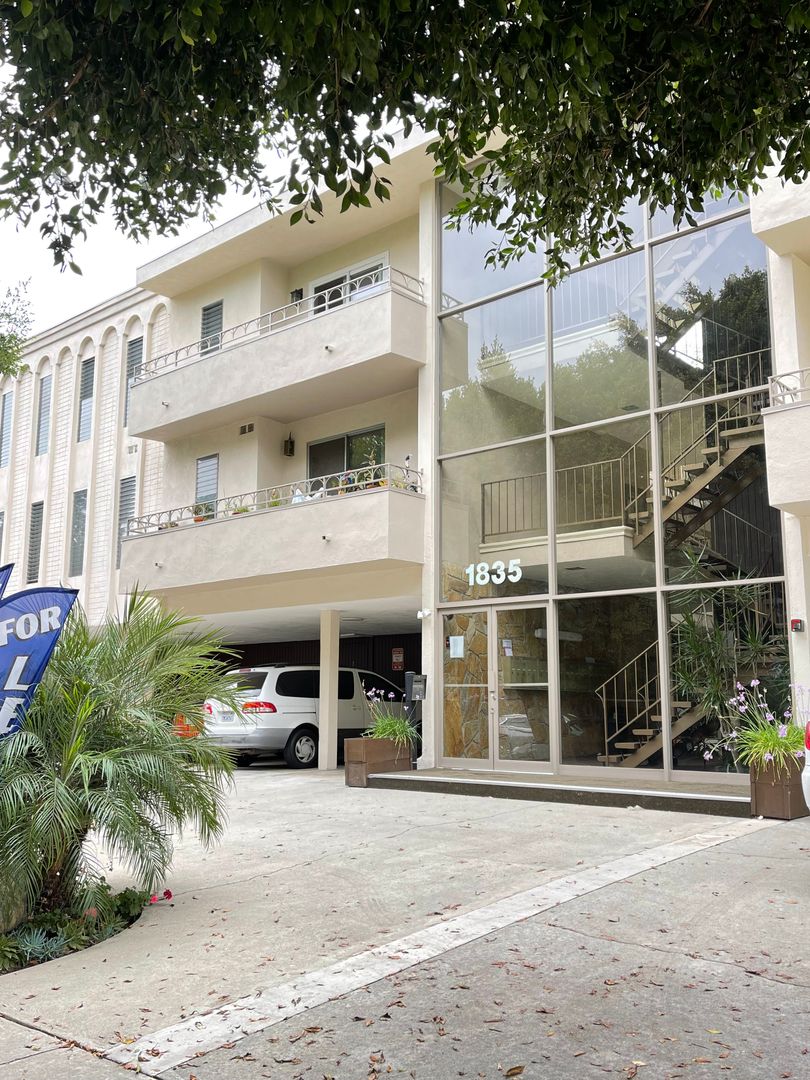 LOS ANGELES Apartment: 1835 CAMDEN AVENUE