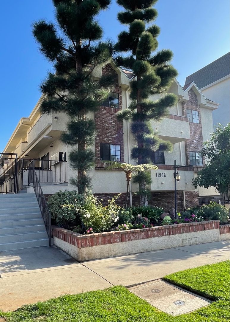 Los Angeles Apartment: 11806 Mayfield Avenue