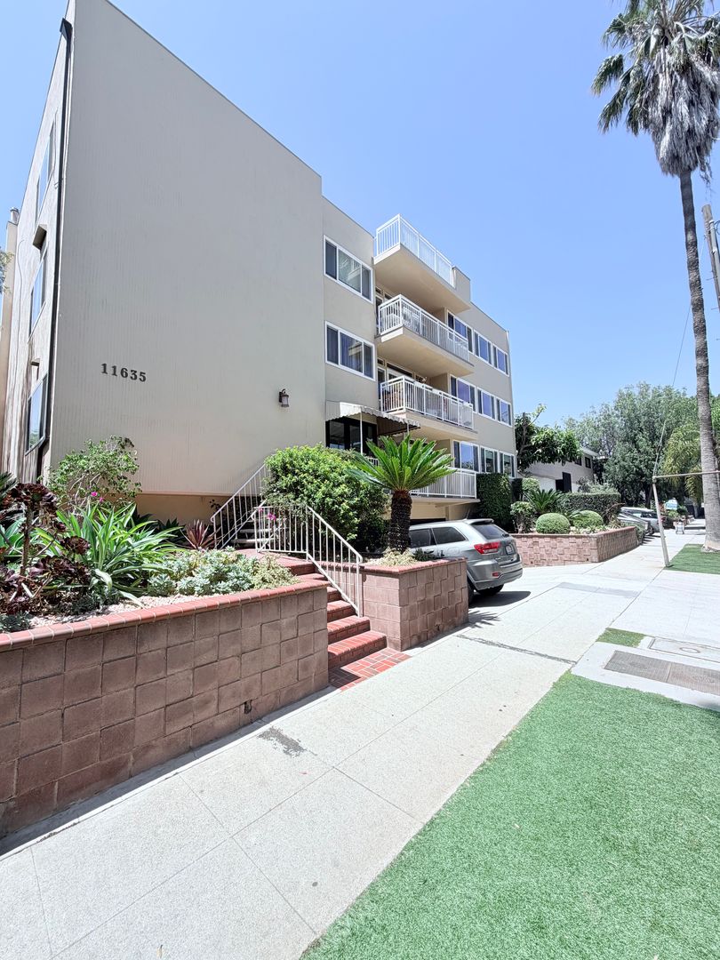 Los Angeles Apartment: 11635-11645 Mayfield Avenue