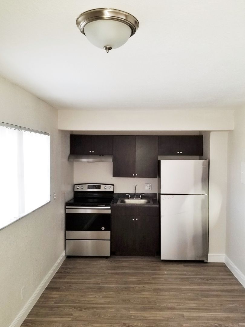 Palm Springs Apartment: 965 Manor Dr