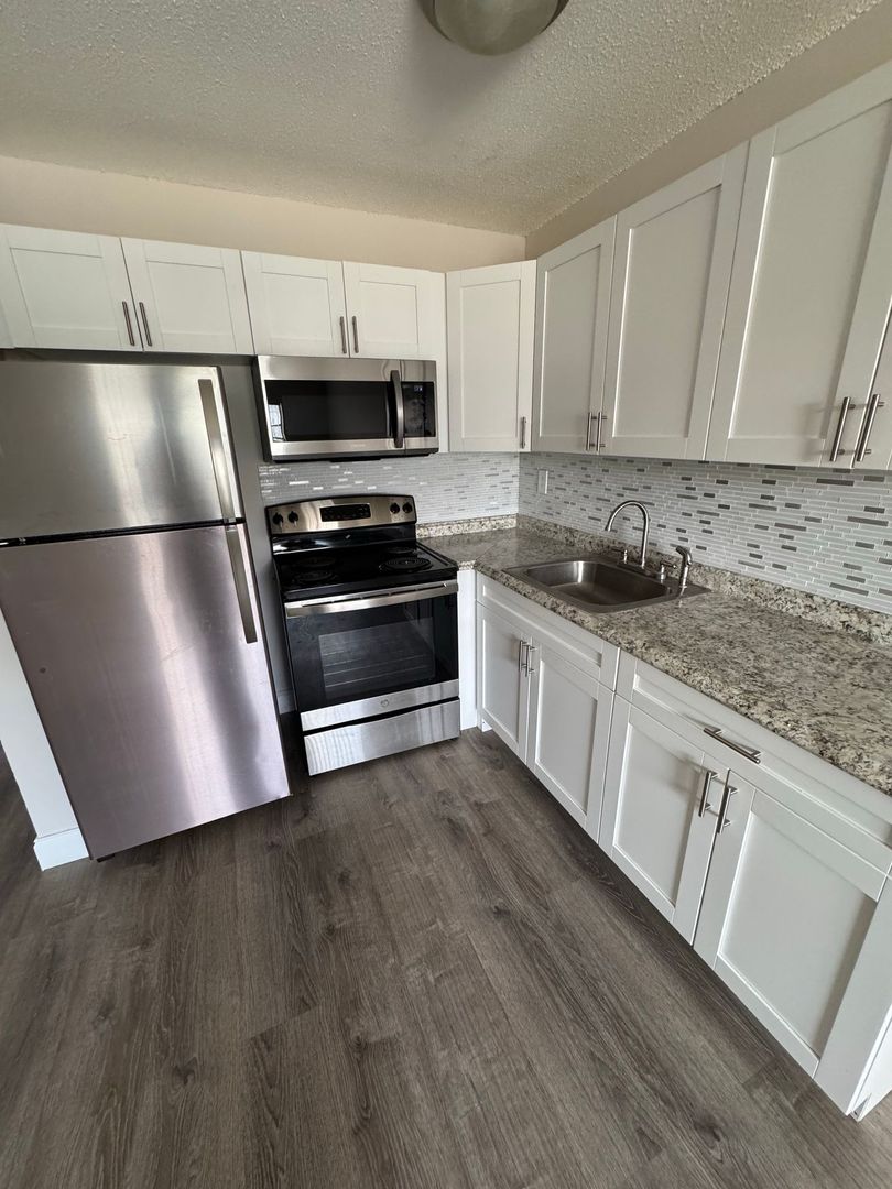 West Palm Beach Apartment: 537 South Sequoia Dr