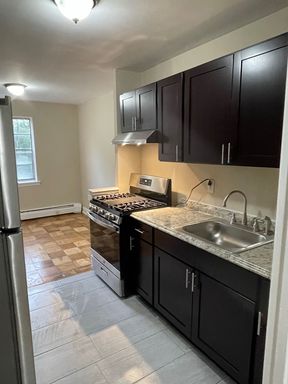 Fully Renovated 1 Bedroom Available for Rent Walking to Distance to Schools, Restaurants