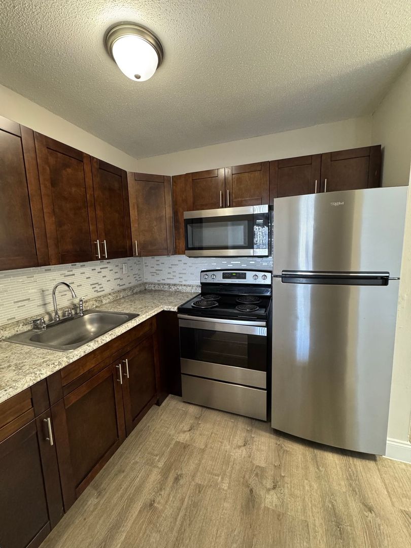 West Palm Beach Apartment: 537 South Sequoia Dr