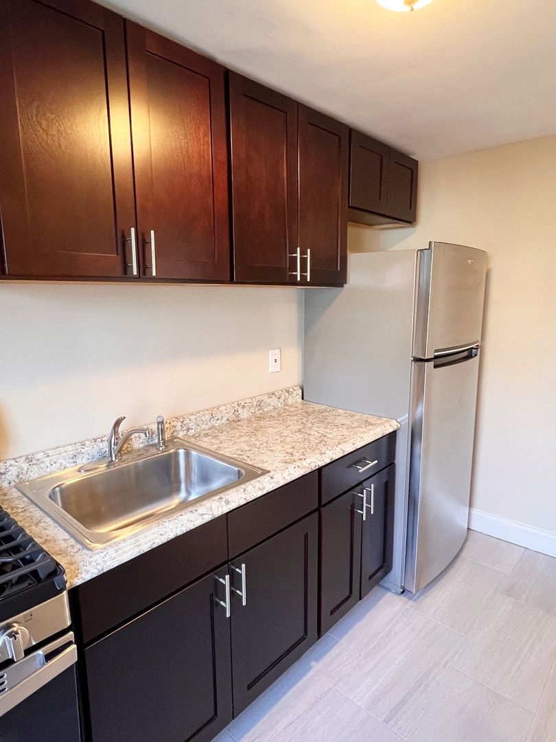 Plainfield Apartment: 802 East Front St