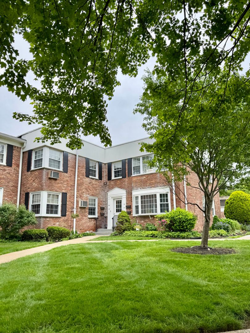 Summit Apartment: 26 Locust Drive