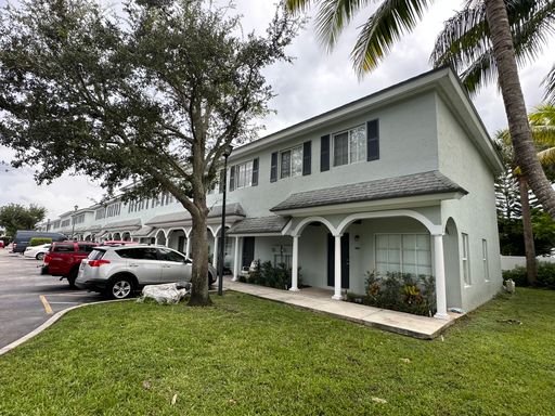 NEWLY RENOVATED 3 BEDROOM 2.5 BATHROOM TOWNHOMES – photo 1