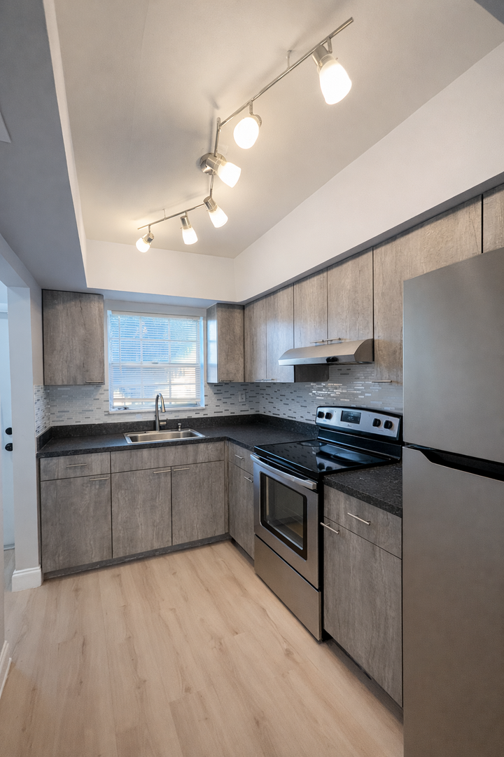 Pompano Beach Apartment: 811-831 SE 22nd Ave