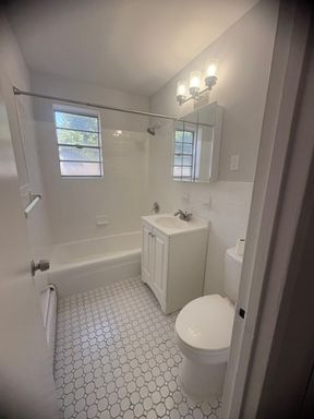 Fully Renovated 1 Bedroom Available for Rent Walking to Distance to Schools, Restaurants