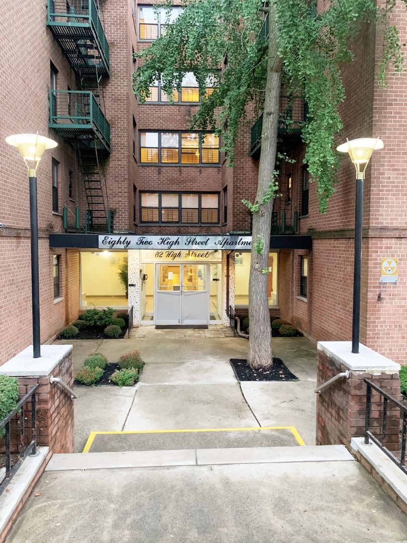 Orange Apartment: 82 High St