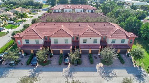 3 Bedroom/2.5 Bathroom - Townhome – photo 1